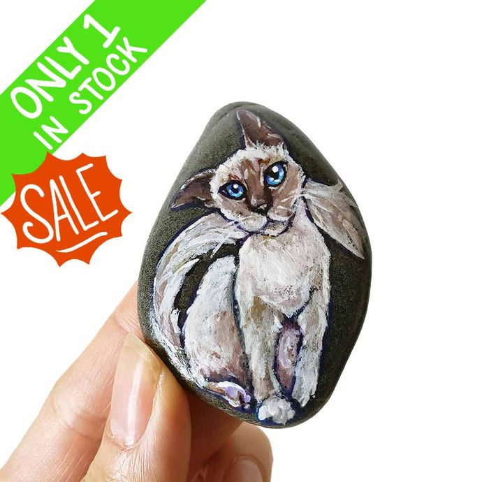 small rock art painted with a portrait of a Javanese cat with blue eyes